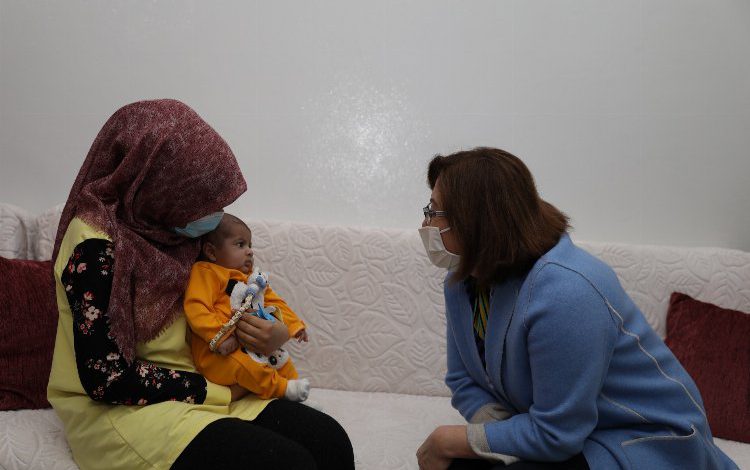 Başkan Şahin, Gaziantep’te darp edilen bebeği ziyaret etti Başkan Şahin, Gaziantep’te darp edilen bebeği ziyaret etti