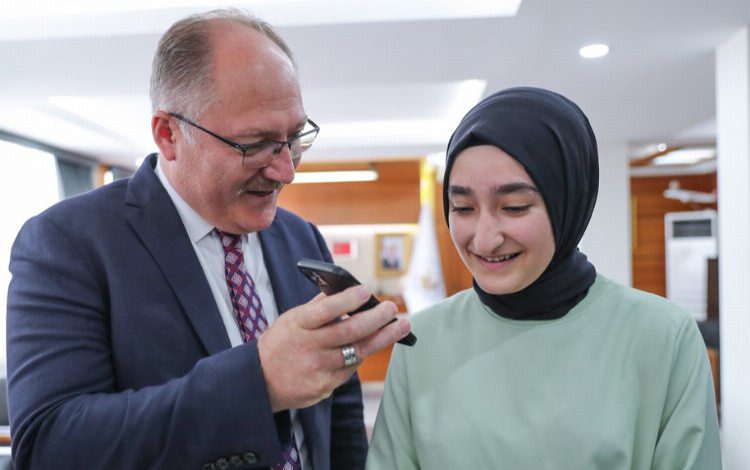 Bakan Özer’den Sivaslı LGS birincilerine tebrik Bakan Özer’den Sivaslı LGS birincilerine tebrik