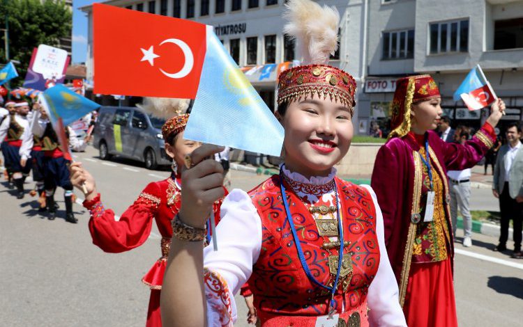 ‘Altın Karagöz’le Bursa’dan dünyaya barış mesajı