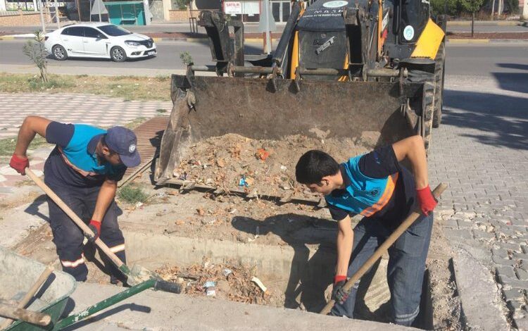 Manisa’da olası taşkınlara karşı ızgaralar temizleniyor Manisa’da olası taşkınlara karşı ızgaralar temizleniyor