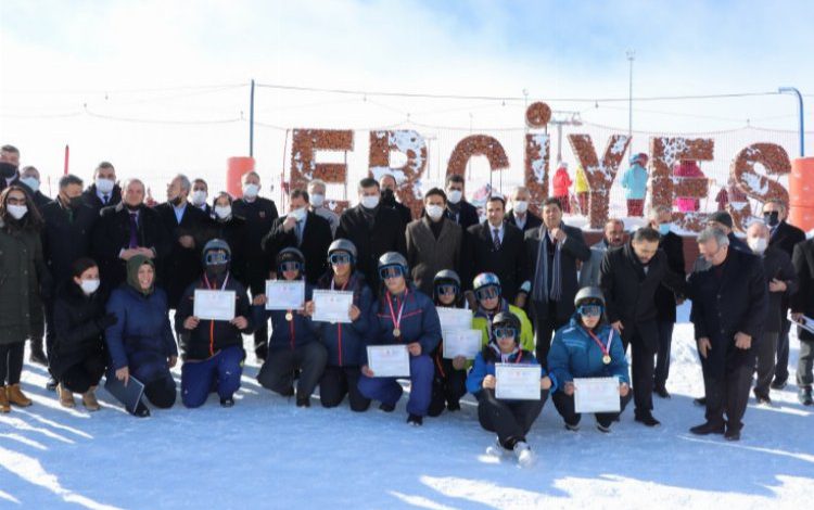 Kayseri’de suça sürüklenen çocuklara kayak eğitimi