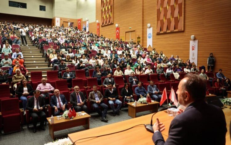 Prof. Dr. Tufan Gündüz’den KAYÜ’de konferans Prof. Dr. Tufan Gündüz’den KAYÜ’de konferans