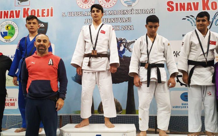 Sakaryalı sporcular judo turnuvasında başarı elde etti Sakaryalı sporcular judo turnuvasında başarı elde etti