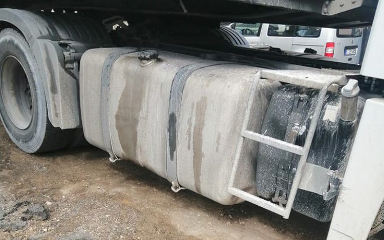 Tırın yakıt deposundan 150 litre mazot çalındı Tırın yakıt deposundan 150 litre mazot çalındı