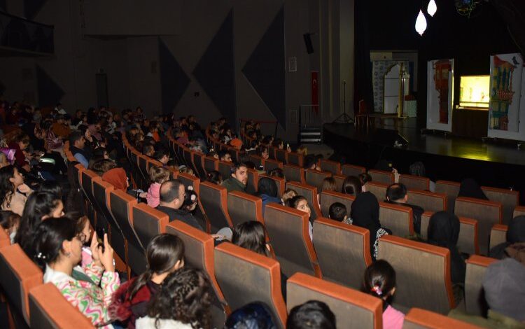 Bursa Yıldırımlı çocuklar Hacivat Karagöz ile eğlendi Bursa Yıldırımlı çocuklar Hacivat Karagöz ile eğlendi