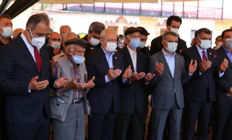 Kılıçdaroğlu, teyzesini toprağa verdi! Kılıçdaroğlu, teyzesini toprağa verdi!