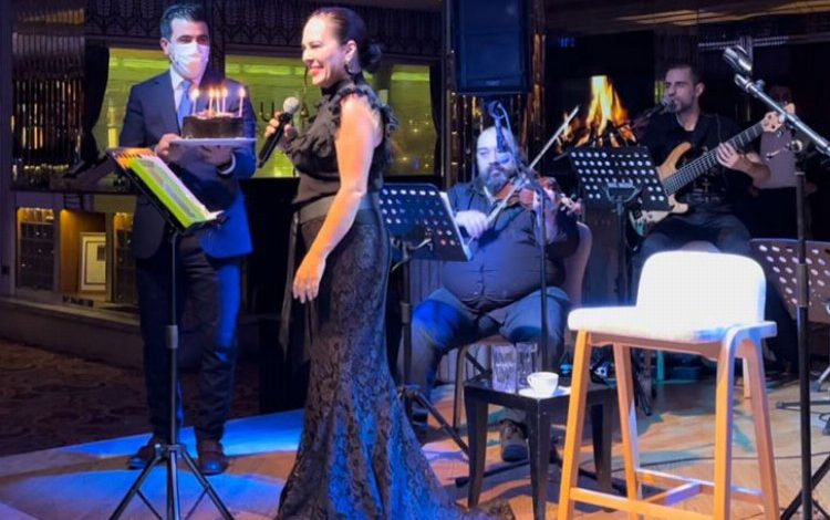 Demet Sağıroğlu yeni yaşını ilk kez sahnede kutladı Demet Sağıroğlu yeni yaşını ilk kez sahnede kutladı