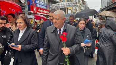 Sadık Güvenç 8 Mart’ta 8 bin gül dağıttı