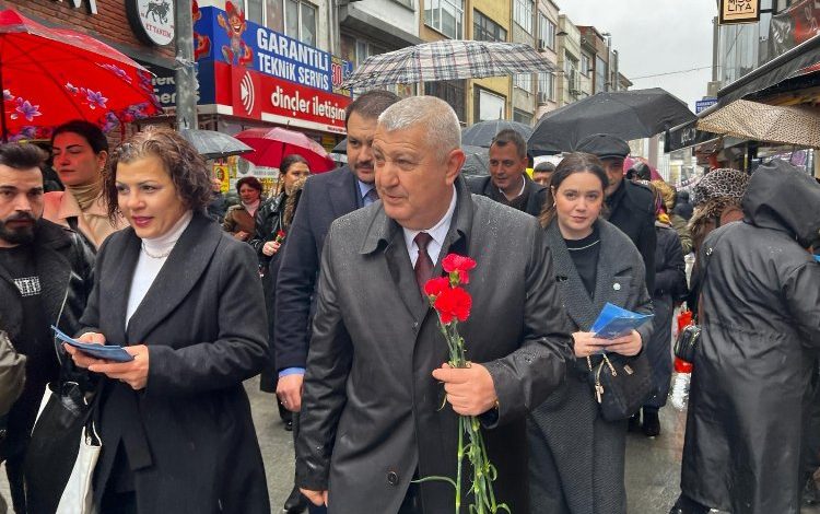 Sadık Güvenç 8 Mart’ta 8 bin gül dağıttı Sadık Güvenç 8 Mart’ta 8 bin gül dağıttı