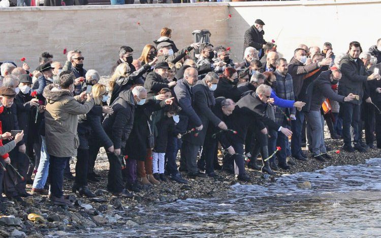 Bursa Mudanya’da mübadiller anısına denize karanfil bırakıldı Bursa Mudanya’da mübadiller anısına denize karanfil bırakıldı