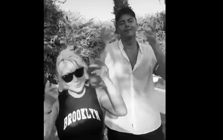 Simge’ye Yonca Evcimik’ten ‘danslı’ destek Simge’ye Yonca Evcimik’ten ‘danslı’ destek