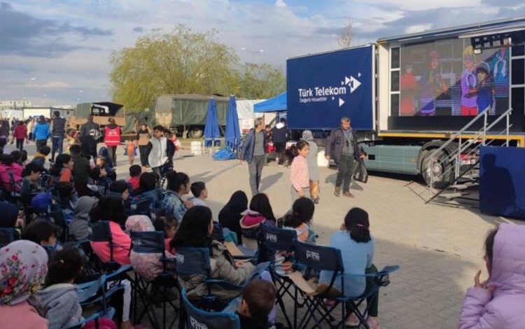 Türk Telekom afet bölgesindeki çocukların yanında Türk Telekom afet bölgesindeki çocukların yanında
