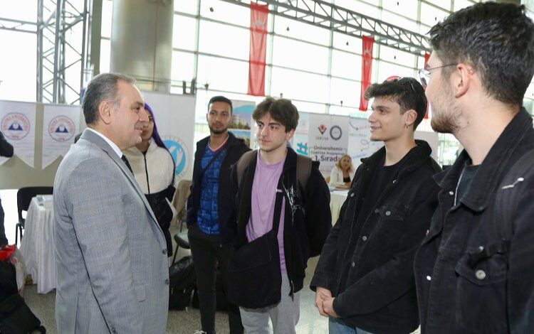 Rektör Altun, ERÜ’nün yeni öğrencilerini karşıladı Rektör Altun, ERÜ’nün yeni öğrencilerini karşıladı