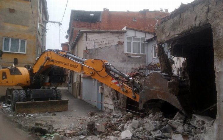 Bursa Osmangazi’de ‘metruk’ yıkım