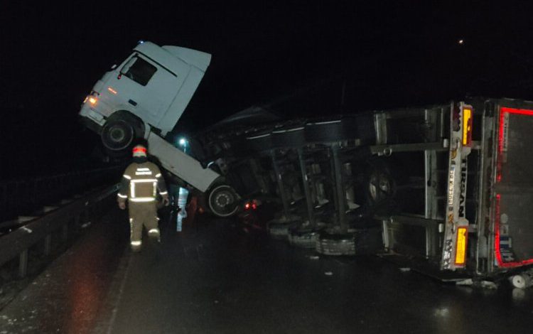 Bursa’da kontrolünü kaybeden yüklü tır devrildi Bursa’da kontrolünü kaybeden yüklü tır devrildi