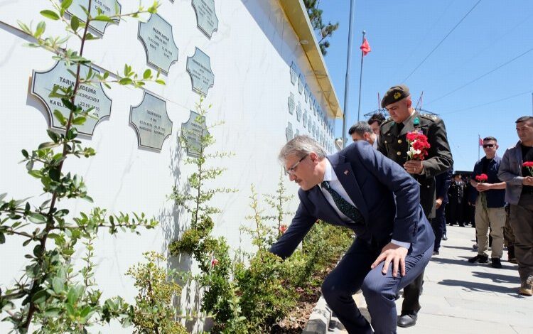 Bingöl’de şehitler kabirleri başında anıldı Bingöl’de şehitler kabirleri başında anıldı