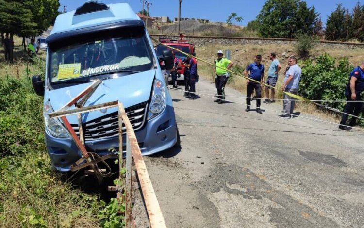 Edirne Keşan’da yolcu minibüsü dereye uçmaktan kurtuldu!