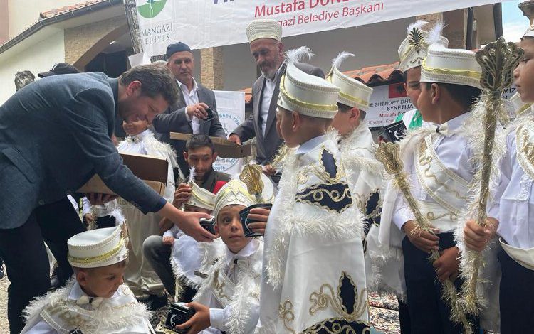 Kuzey Makendoya’da Bursa Osmangazi’den geleneksel toplu sünnet Kuzey Makendoya’da Bursa Osmangazi’den geleneksel toplu sünnet