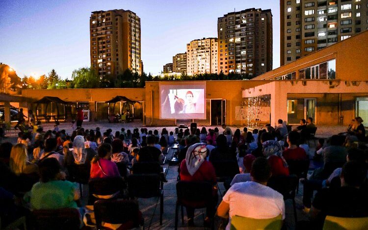 Sıcaktan bunalanlara açık hava sinema keyfi Sıcaktan bunalanlara açık hava sinema keyfi
