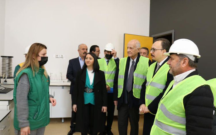 Vali Dr. Kızılkaya Pazaryeri ilçesinde Avrupa’nın en büyük gübre üretim fabrikasını ziyaret etti Vali Dr. Kızılkaya Pazaryeri ilçesinde Avrupa’nın en büyük gübre üretim fabrikasını ziyaret etti