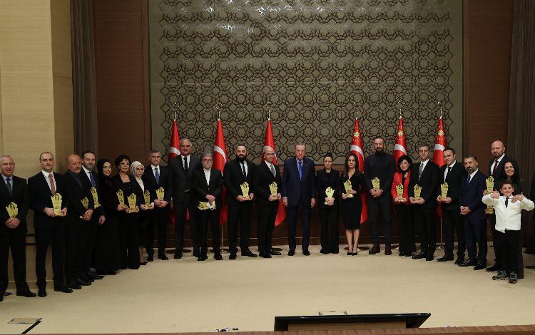 Cumhurbaşkanı Erdoğan: “Türkçe’mizi korumak milli mücadeledir” Cumhurbaşkanı Erdoğan: “Türkçe’mizi korumak milli mücadeledir”