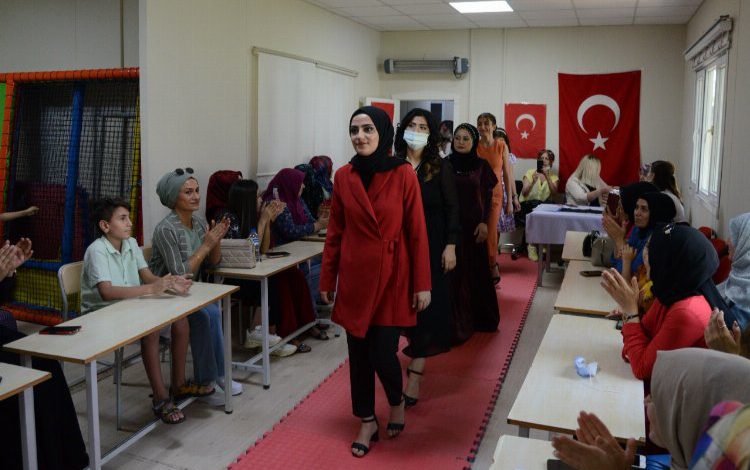 Diyarbakır’da kursiyerler defilede hünerlerini sergiledi Diyarbakır’da kursiyerler defilede hünerlerini sergiledi