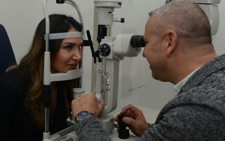 Ünlü manken gözlerine Bursa’da baktırdı! Ünlü manken gözlerine Bursa’da baktırdı!