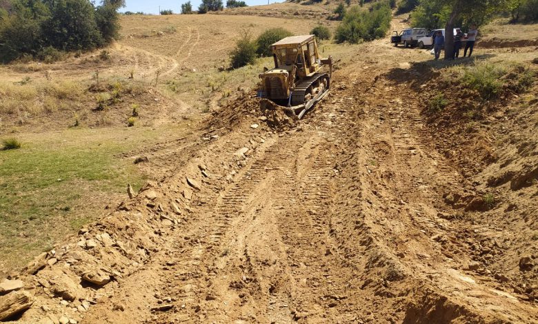 Manisa Balıbey’de hayvan içme suyu göleti temizlendi
