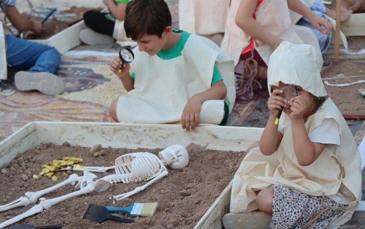 Minik arkeologlar iş başında Minik arkeologlar iş başında