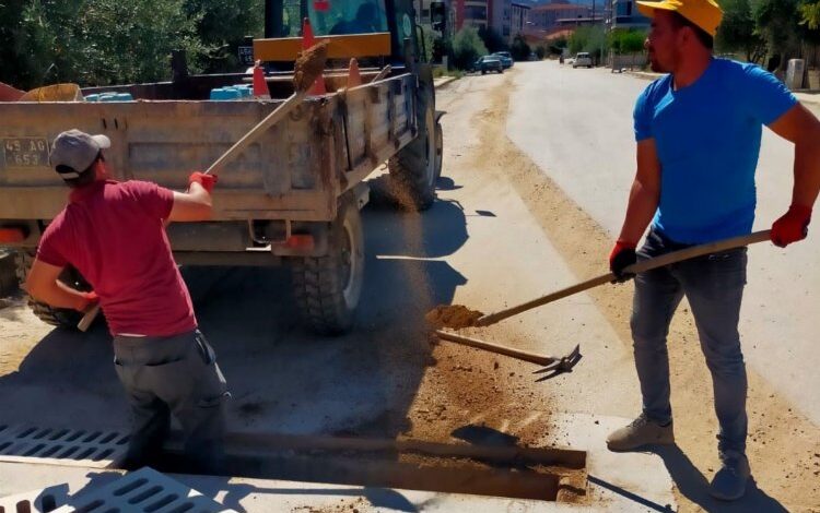 Manisa Alaşehir’de yağmur suyu ızgaralarına bakım Manisa Alaşehir’de yağmur suyu ızgaralarına bakım