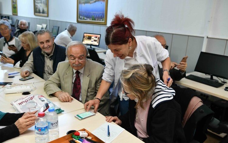 Yaşlılar ve gençler teknolojiyi birlikte yakalıyor! Yaşlılar ve gençler teknolojiyi birlikte yakalıyor!