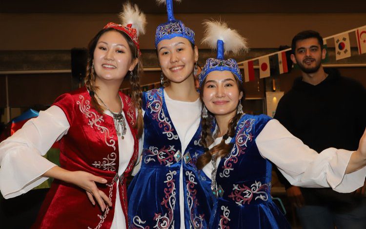 Kocaeli’nde farklı kültürler bir sofrada Kocaeli’nde farklı kültürler bir sofrada