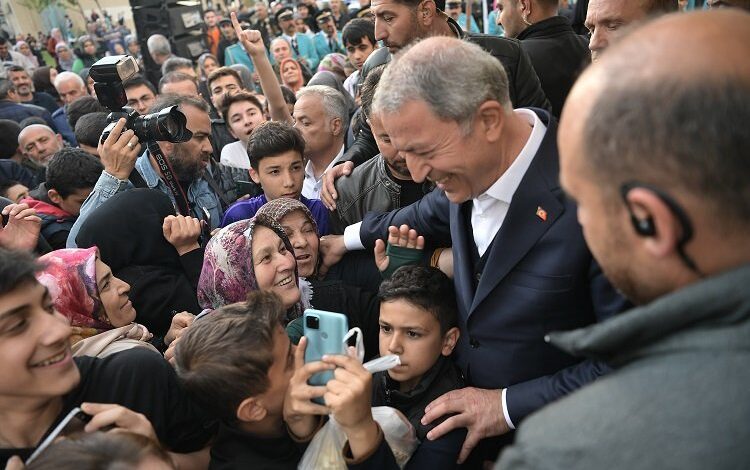Hulusi Akar’a piknikte vatandaştan ilgi