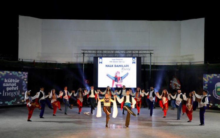 İnegöl Belediyesi halk dansları topluluğundan muhteşem gece