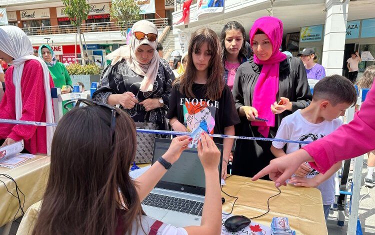 İzmit’te ‘Karneni Getir, Biletini Götür’e yoğun ilgi İzmit’te ‘Karneni Getir, Biletini Götür’e yoğun ilgi