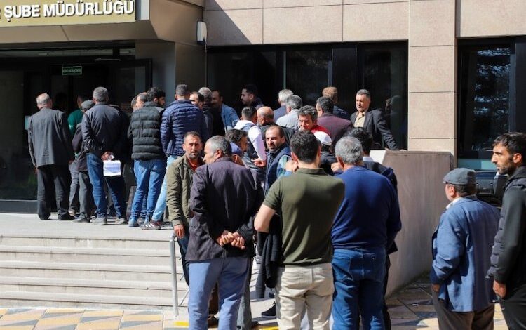 Almak için değil, satmak için kuyruğa girdiler Almak için değil, satmak için kuyruğa girdiler