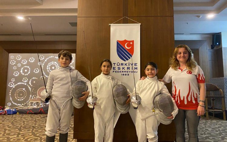 Manisalı eskrimciler gelişim kampına katıldı Manisalı eskrimciler gelişim kampına katıldı