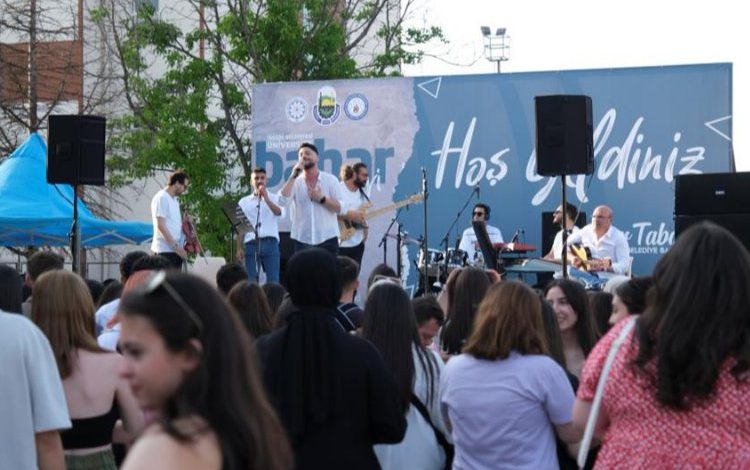 Bursa İnegöl’de üniversiteliler Anıl Can’la coştu Bursa İnegöl’de üniversiteliler Anıl Can’la coştu