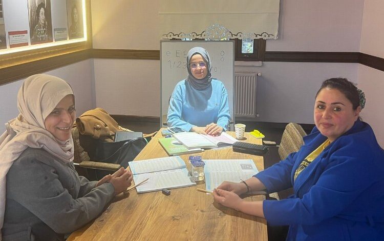 İZMEK kadınlara yönelik okuma yazma kursu