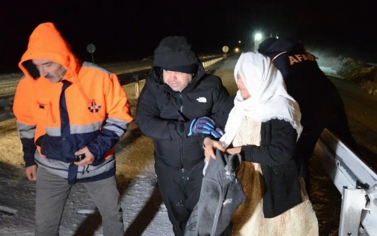 AFAD yaraları sarmaya devam ediyor AFAD yaraları sarmaya devam ediyor