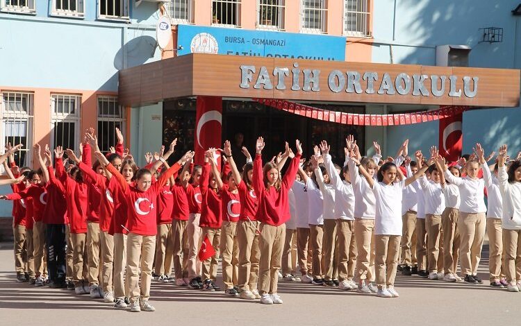 Bursa’da 300 öğrenci Cumhuriyet’i yazdı