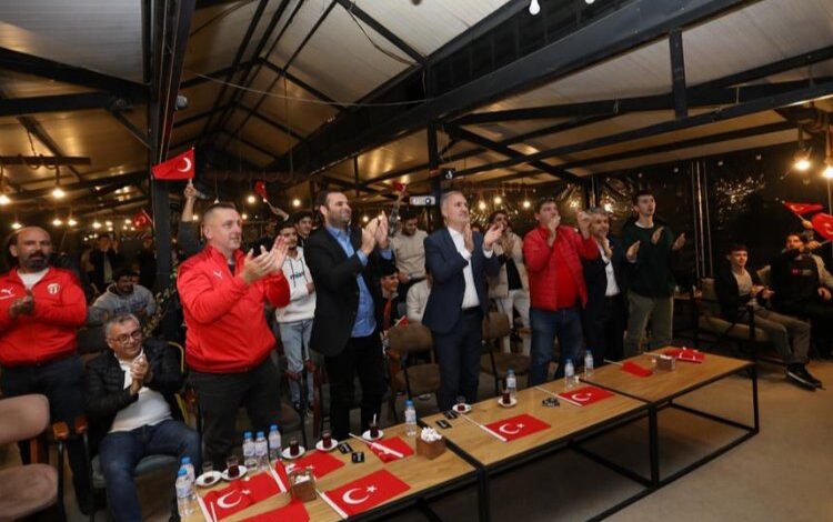 Bursa İnegöl tribününde milli coşku