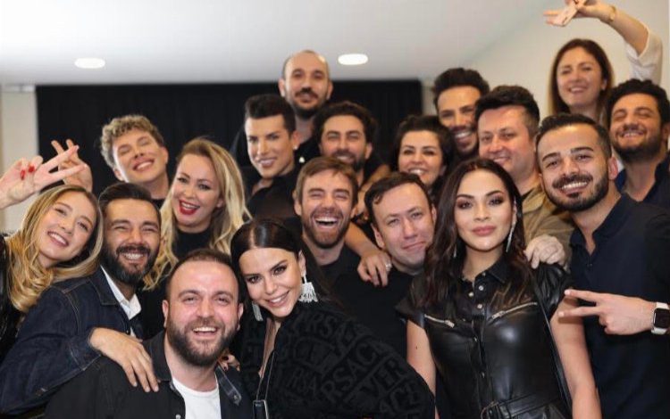 Simge dostlarını kuliste ağırladı Simge dostlarını kuliste ağırladı