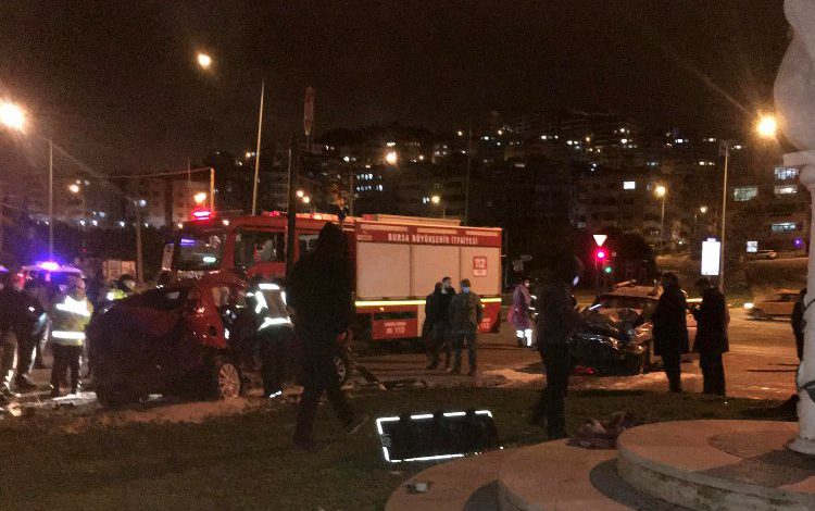 Bursa Mudanya’da kırmızı ışık ihlali: 3 ölü, 1 ağır yaralı Bursa Mudanya’da kırmızı ışık ihlali: 3 ölü, 1 ağır yaralı