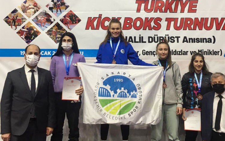 Sakarya’da Büyükşehir Kick Boks takımından 3 madalya Sakarya’da Büyükşehir Kick Boks takımından 3 madalya