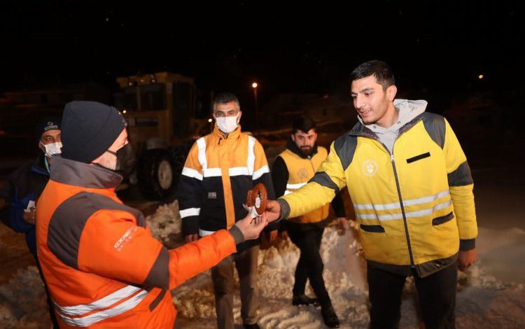 Kayseri Kocasinan’da kar temizleme çalışmaları devam ediyor