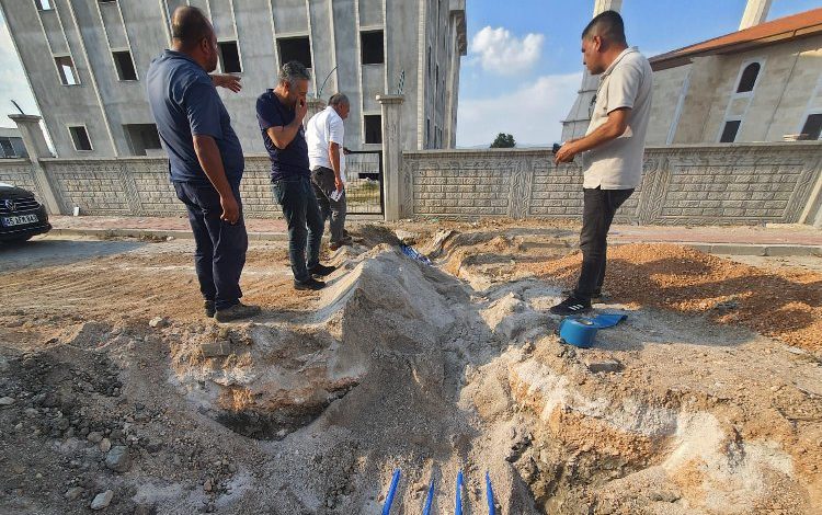 Manisa Yunusemre’de içme suyu hattı döşeme çalışması Manisa Yunusemre’de içme suyu hattı döşeme çalışması