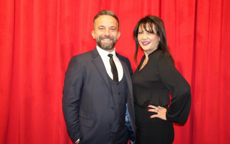 İzmir’in ilk avm tiyatrosu perdelerini açtı