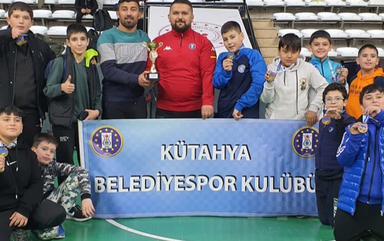 Kütahyalı güreşçiler Sakarya’dan başarıyla döndü Kütahyalı güreşçiler Sakarya’dan başarıyla döndü
