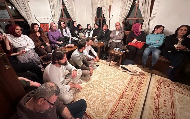 Tarihi konakta çay eşliğinde şiir dolu gece